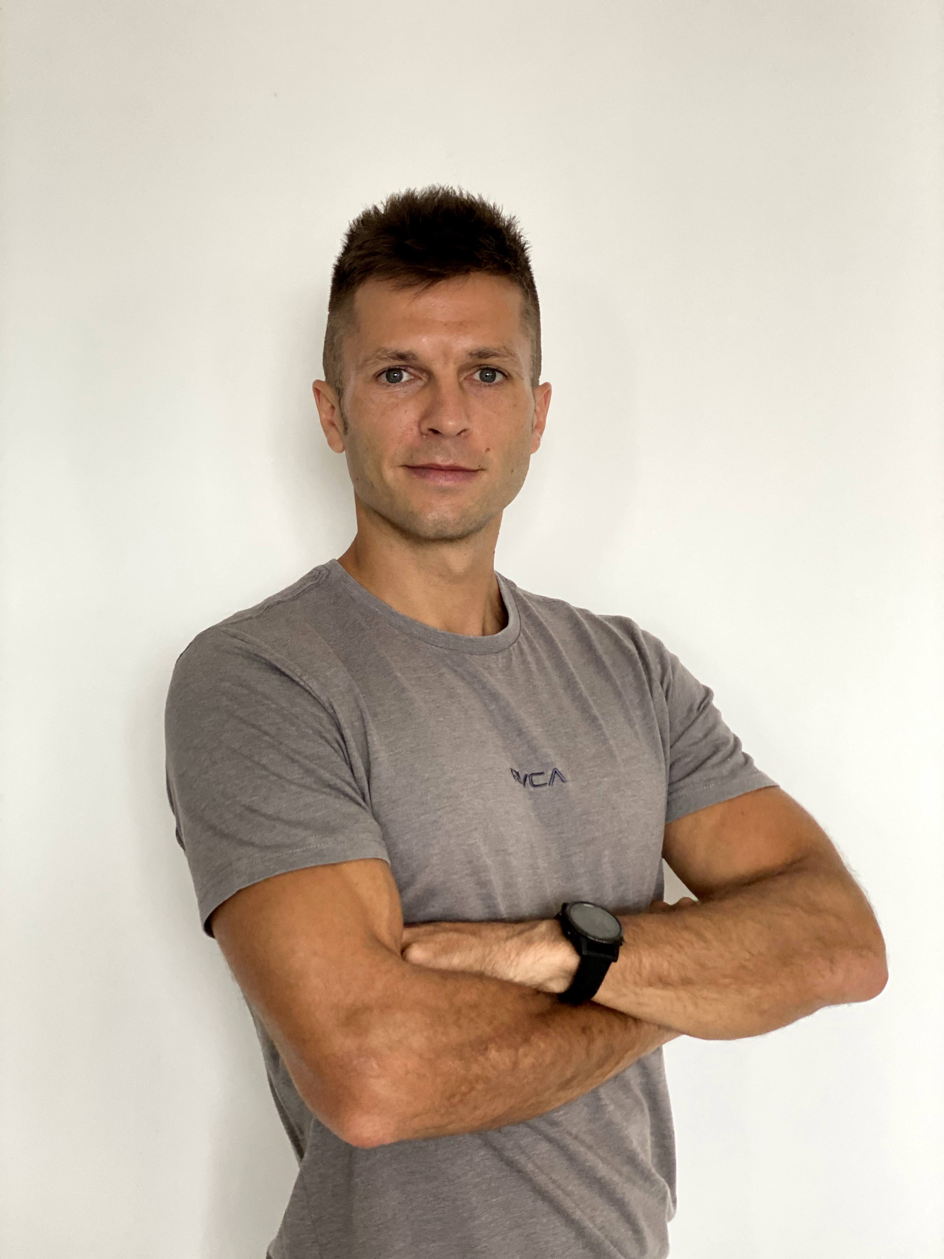 Tom Hine - Professional headshot of body transformation coach